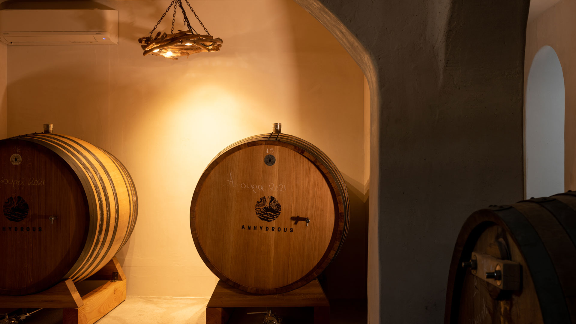 ANHYDROUS-WINERY-WINE-TASTING